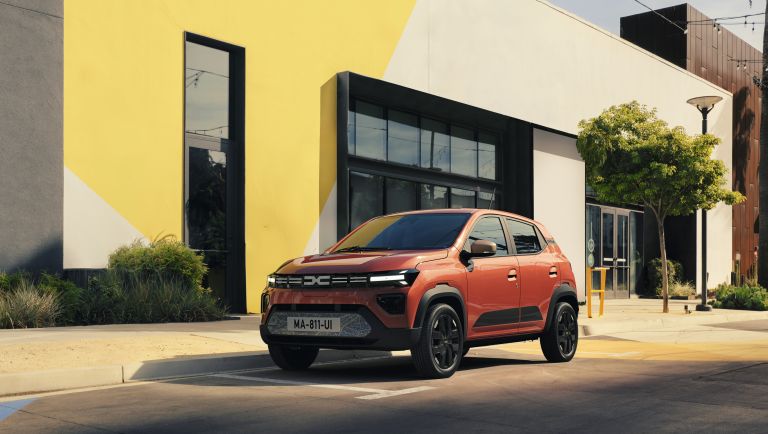 Dacia Spring 70 Essential 2026 — priekšējais 3/4 skats
