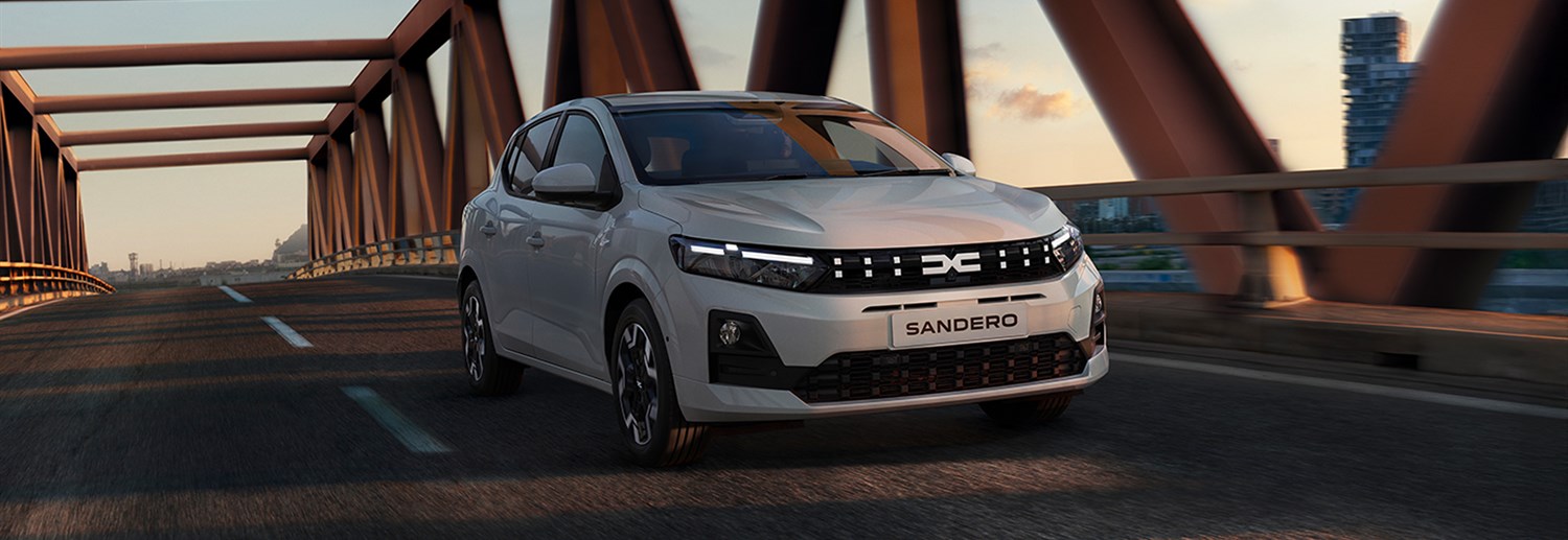 Dacia Sandero 2026 — sānskats pie industriālas ēkas